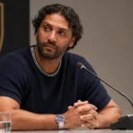 Marvin Compper spreekt tijdens een persconferentie van Royal Antwerp FC.