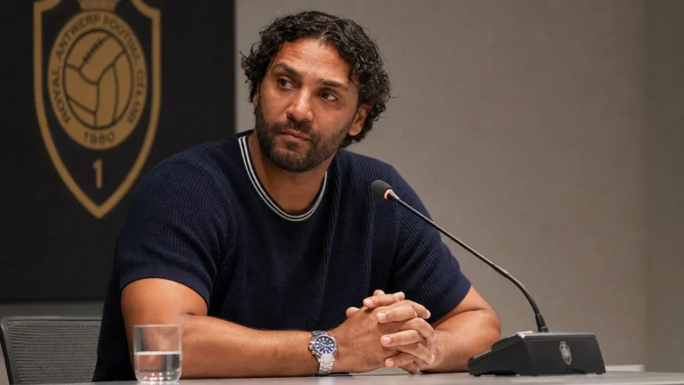 Marvin Compper spreekt tijdens een persconferentie van Royal Antwerp FC.