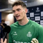 Vic Chambaere spreekt na een wedstrijd met verslaggevers in groene keeperskleding.