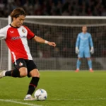 Ayase Ueda neemt een strafschop in Feyenoord-tenue tijdens een oefenwedstrijd.
