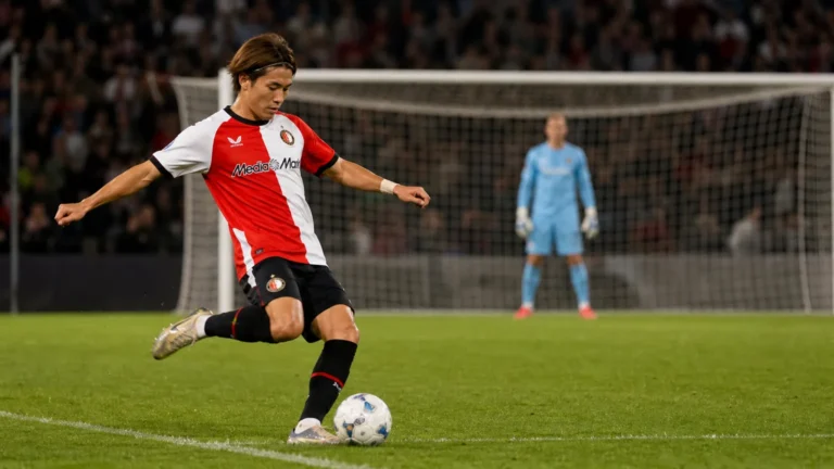 Ayase Ueda neemt een strafschop in Feyenoord-tenue tijdens een oefenwedstrijd.