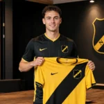 Jannes van Hecke poseert met een NAC Breda-shirt tijdens zijn presentatie.
