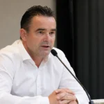 Marc Overmars spreekt aan een persconferentietafel van Royal Antwerp FC.
