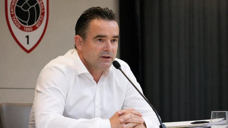 Marc Overmars spreekt aan een persconferentietafel van Royal Antwerp FC.