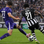 Voetballers van Anderlecht en PAOK in actie in een gevuld Lotto Park.