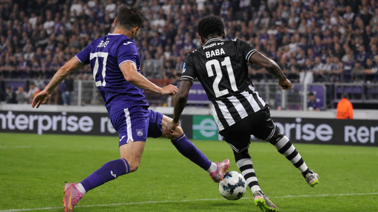 Voetballers van Anderlecht en PAOK in actie in een gevuld Lotto Park.