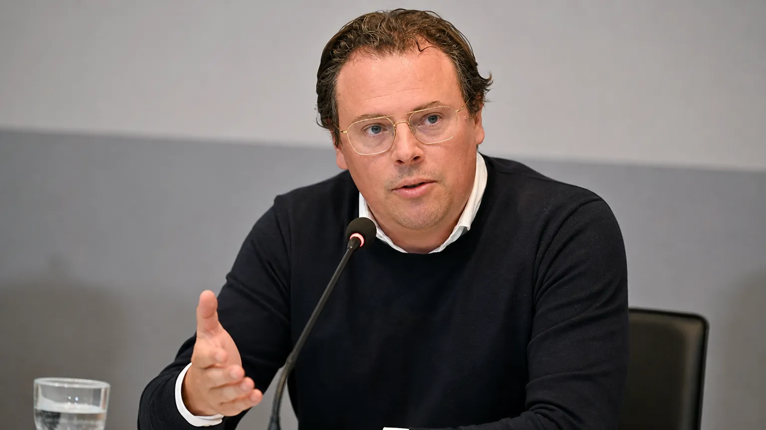 Sven Jaecques spreekt tijdens een persmoment van Antwerp.