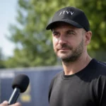 Frederic De Meyer spreekt buiten met een verslaggever in STVV-context.