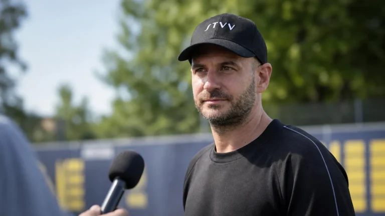 Frederic De Meyer spreekt buiten met een verslaggever in STVV-context.