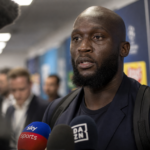 Romelu Lukaku in een mixed zone bij een voetbalstadion.