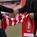 Transferpresentatie bij Standard Luik met rood-witte details op Sclessin zonder herkenbare gezichten