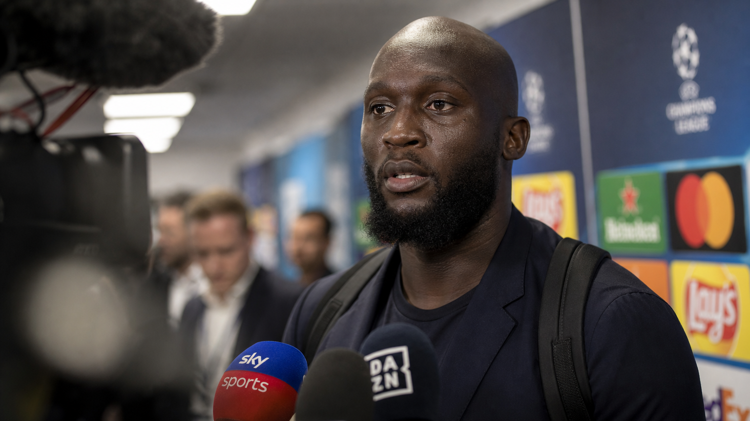 Romelu Lukaku in een mixed zone bij een voetbalstadion.