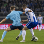 Anonieme voetballers in een duel tijdens een gespannen Europese wedstrijd.