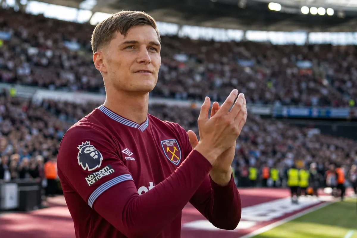 Freddie Potts applaudisseert in het shirt van West Ham United op het veld.