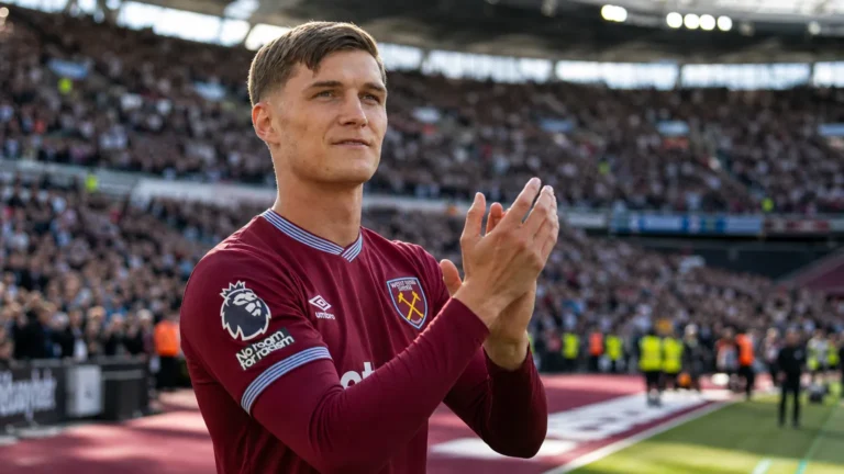 Freddie Potts applaudisseert in het shirt van West Ham United op het veld.
