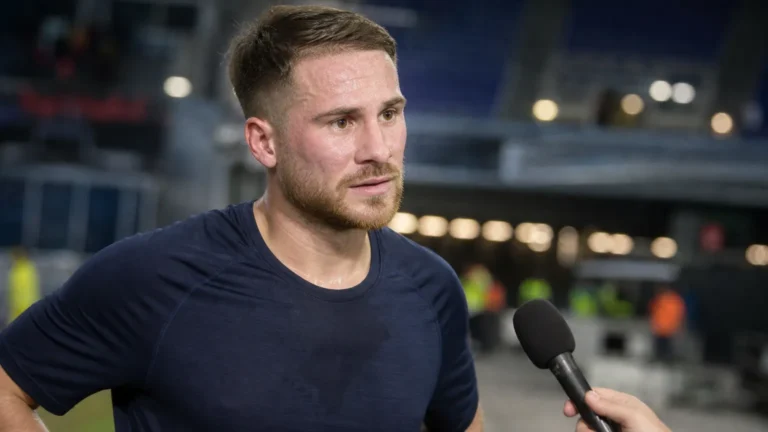 Kevin Mac Allister spreekt na de wedstrijd in een stadionzone met een verslaggever.