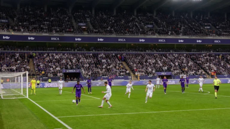Niet-identificeerbare Anderlecht-spelers tijdens een wedstrijd in het Lotto Park.
