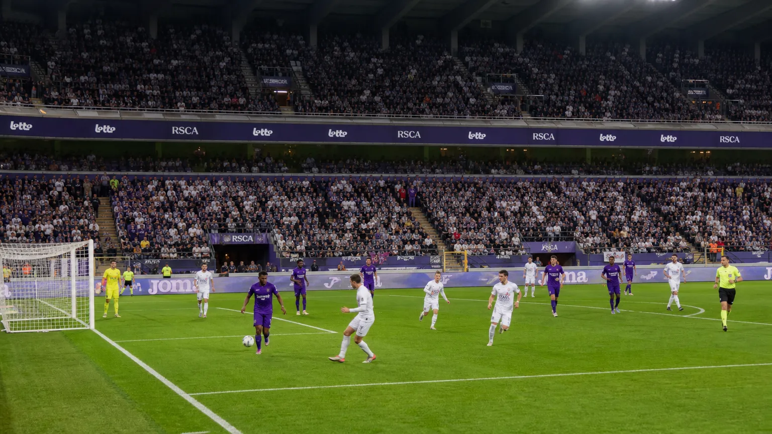 Niet-identificeerbare Anderlecht-spelers tijdens een wedstrijd in het Lotto Park.
