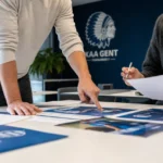 Niet-herkenbare communicatiemedewerkers van KAA Gent bereiden een officiële aankondiging voor in een kantoor.