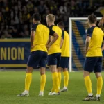 Niet-herkenbare spelers van Union groeperen zich in het strafschopgebied na een stilstaande fase.