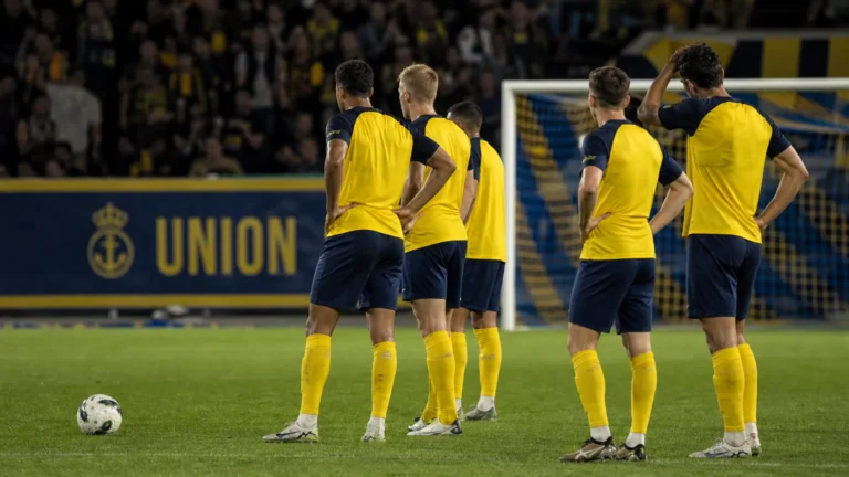 Niet-herkenbare spelers van Union groeperen zich in het strafschopgebied na een stilstaande fase.