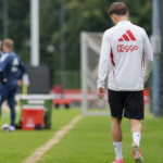 Een anonieme Ajax-speler van achteren op het trainingscomplex.