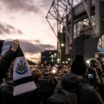 Transfercontext rond Newcastle United met pers en supporterssfeer zonder herkenbare gezichten