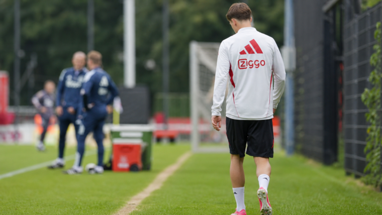 Een anonieme Ajax-speler van achteren op het trainingscomplex.