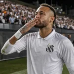 Neymar in het witte Santos-tenue maakt na een bekerwedstrijd een sarcastisch handgebaar richting de tribunes.