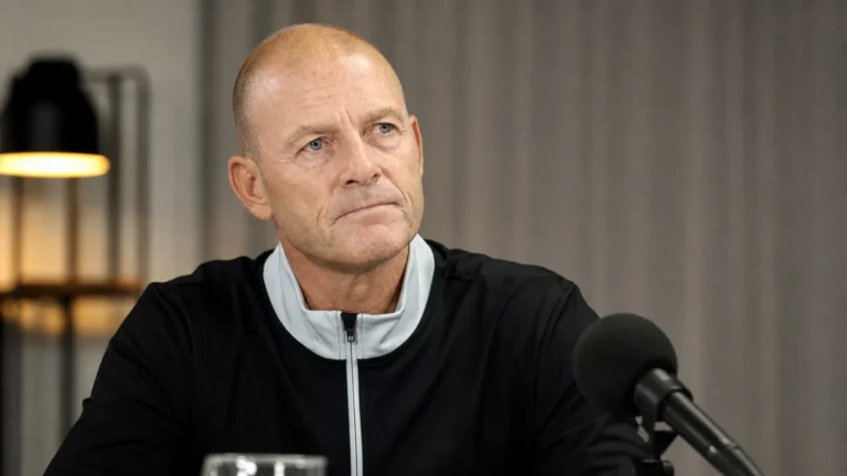Jess Thorup tijdens een rustig interview in een binnenruimte.