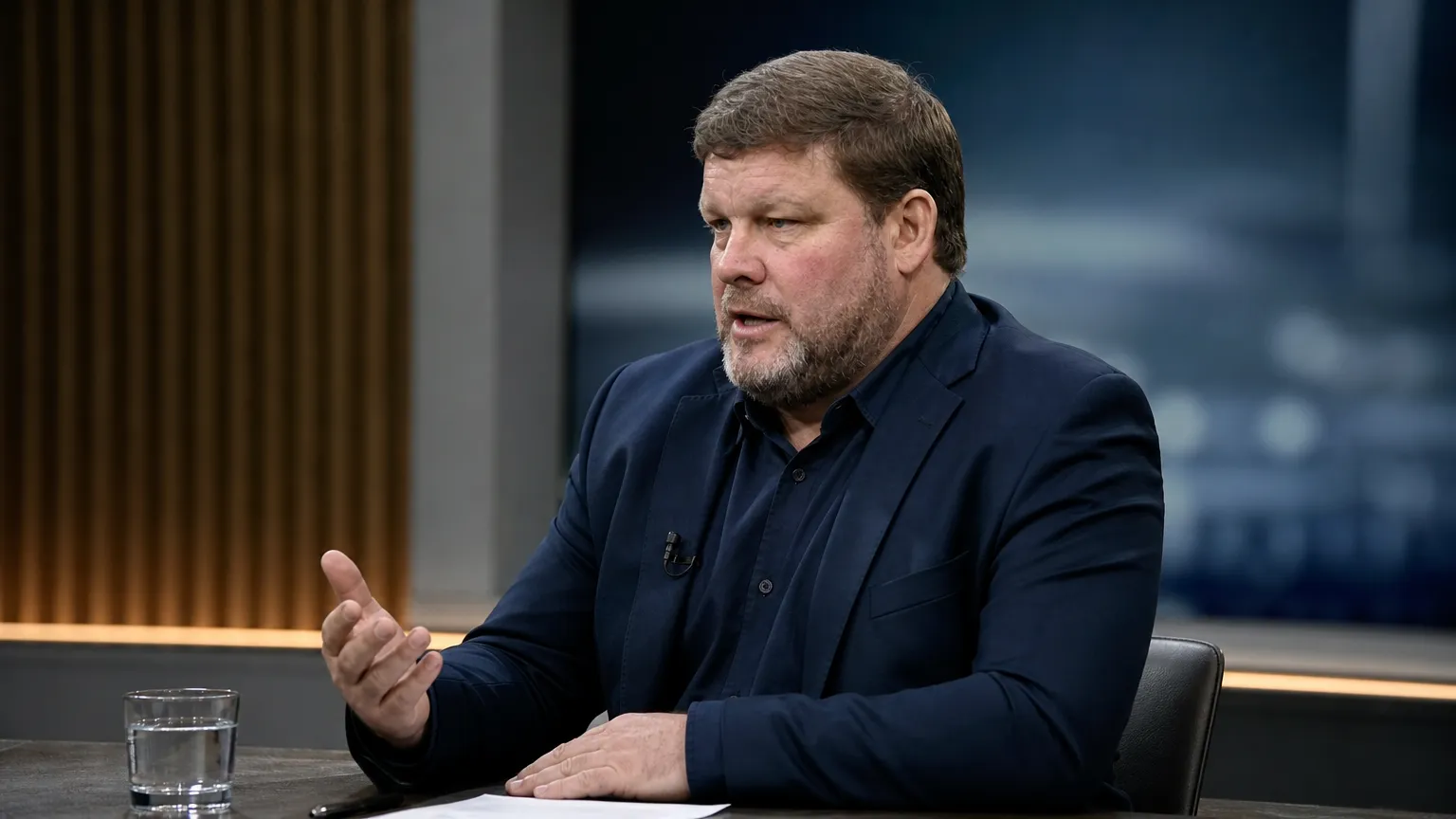 Hein Vanhaezebrouck spreekt tijdens een voetbalvoorbeschouwing aan een studiotafel.