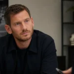Jan Vertonghen tijdens een rustig interview in een neutrale voetbalomgeving.