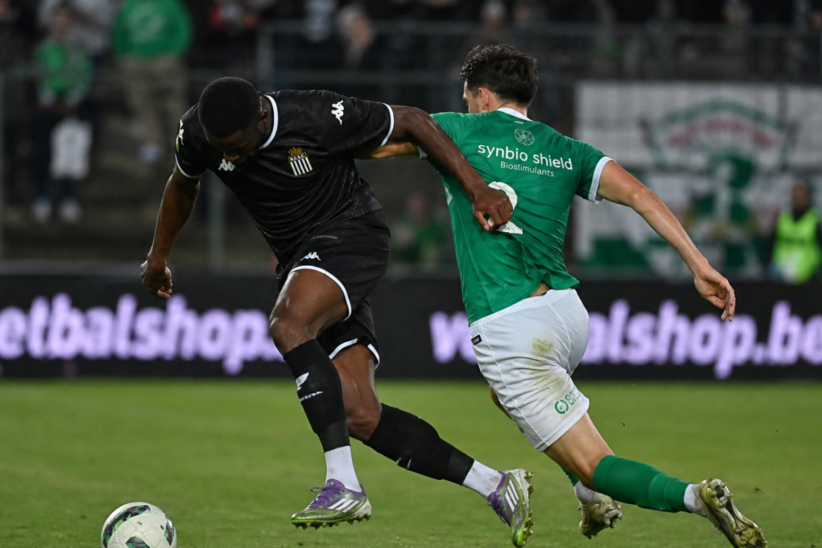 Anonieme spelers van Lommel en Charleroi in duel in het Soevereinstadion.