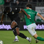 Anonieme spelers van Lommel en Charleroi in duel in het Soevereinstadion.