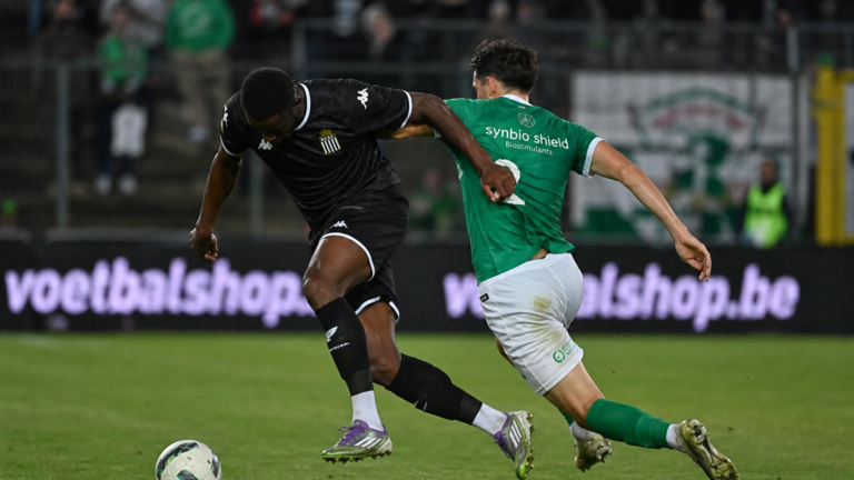 Anonieme spelers van Lommel en Charleroi in duel in het Soevereinstadion.