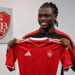 Joseph Nonge toont tijdens zijn officiële voorstelling het tenue van Stade Brest.
