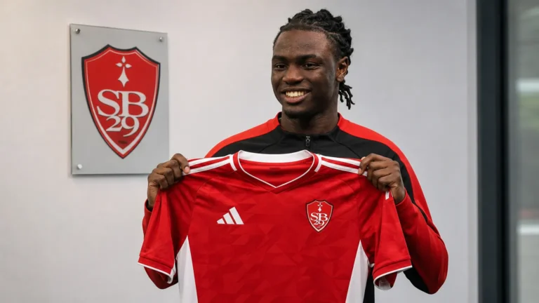 Joseph Nonge toont tijdens zijn officiële voorstelling het tenue van Stade Brest.