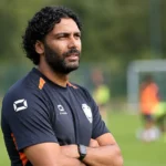 Marvin Compper volgt aandachtig een oefening op een trainingsveld.