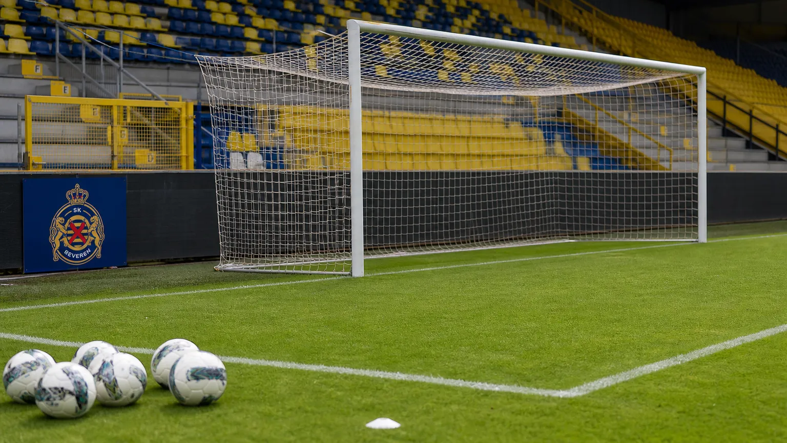 Het doelgebied op de Freethiel met een discreet SK Beveren-clubanker.