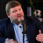 Hein Vanhaezebrouck spreekt in een podcaststudio.