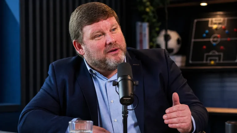 Hein Vanhaezebrouck spreekt in een podcaststudio.