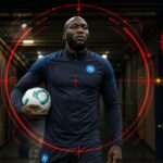 Romelu Lukaku in Napoli-trainingskledij met afzonderlijke scoutingankers van RSC Anderlecht en Fenerbahçe.