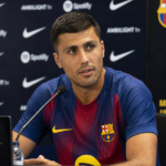 Rodri tijdens een persmoment in de clubomgeving van FC Barcelona.