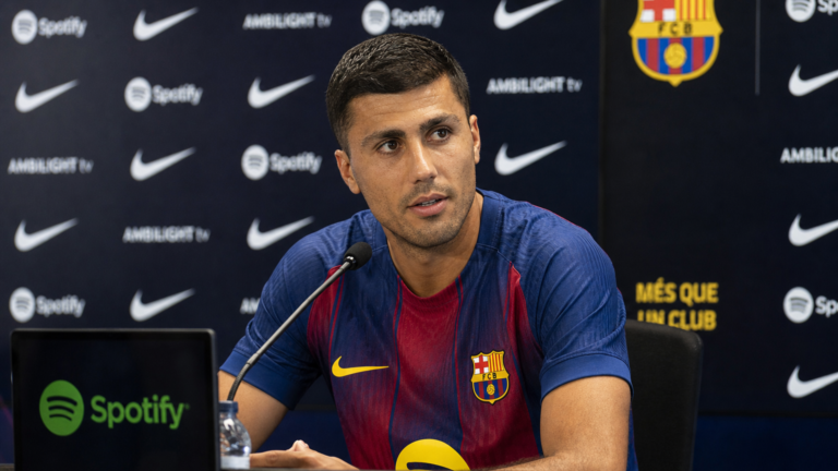 Rodri tijdens een persmoment in de clubomgeving van FC Barcelona.