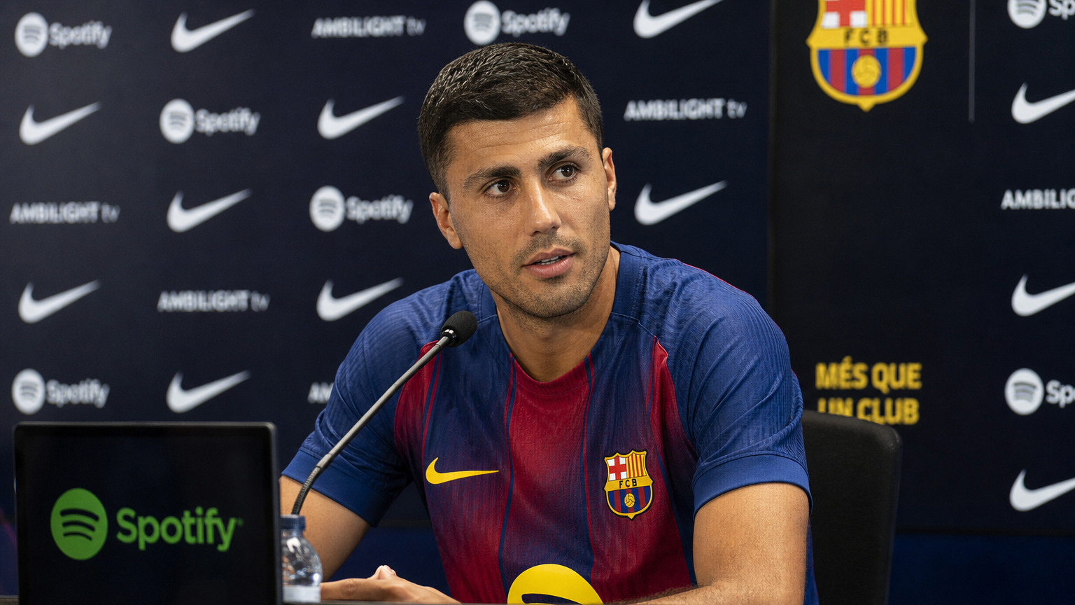 Rodri tijdens een persmoment in de clubomgeving van FC Barcelona.