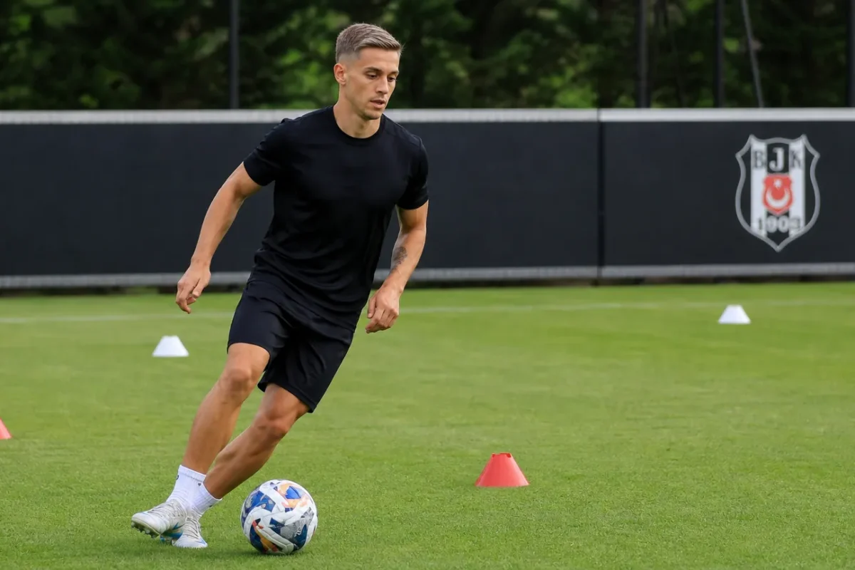 Leandro Trossard traint individueel op het oefenveld van Besiktas.