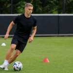 Leandro Trossard traint individueel op het oefenveld van Besiktas.