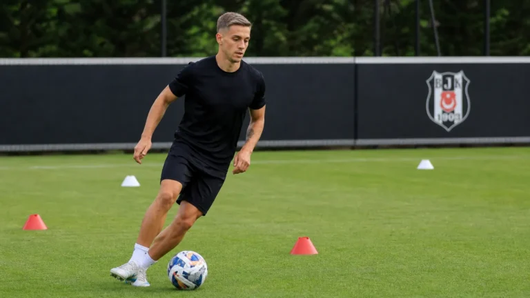 Leandro Trossard traint individueel op het oefenveld van Besiktas.