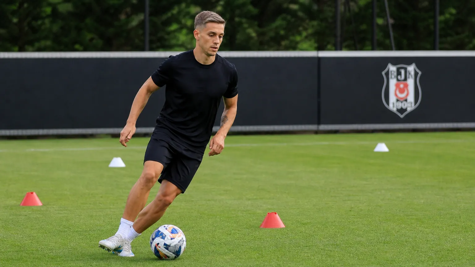 Leandro Trossard traint individueel op het oefenveld van Besiktas.