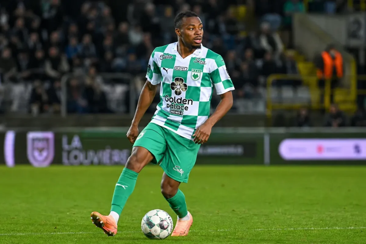 Jerry Afriyie in actie met de bal tijdens een voetbalwedstrijd.